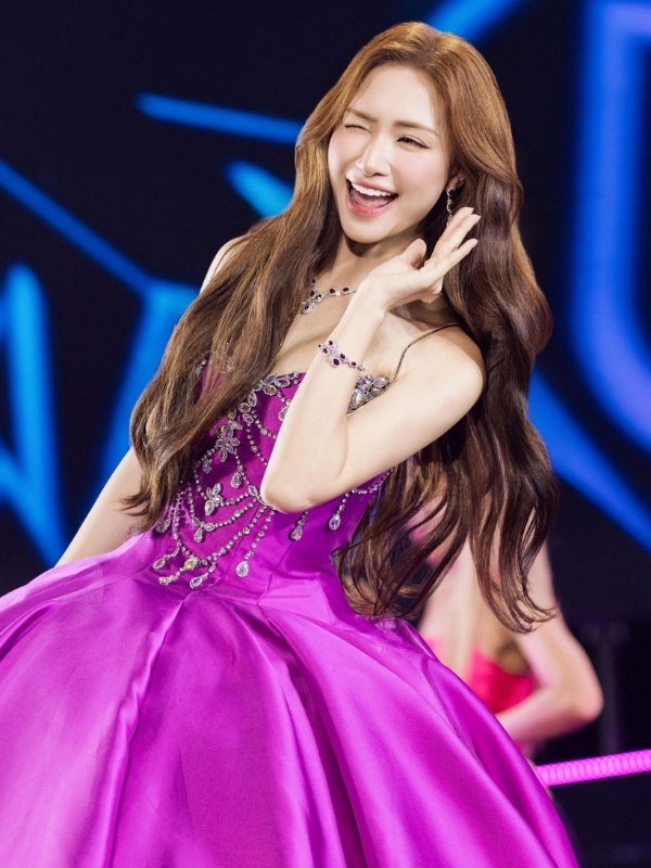 Vẻ đẹp rạng ngời của Hòa Minzy trên sân khấu lớn