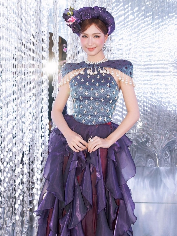 Hòa Minzy quyến rũ trong bộ váy tím bồng bềnh