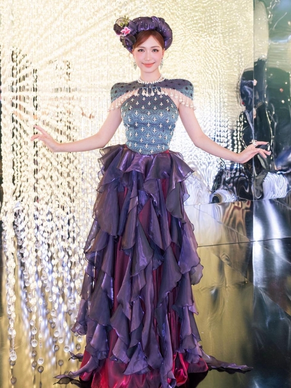 Ca sĩ Hòa Minzy tỏa sáng với bộ váy sang trọng