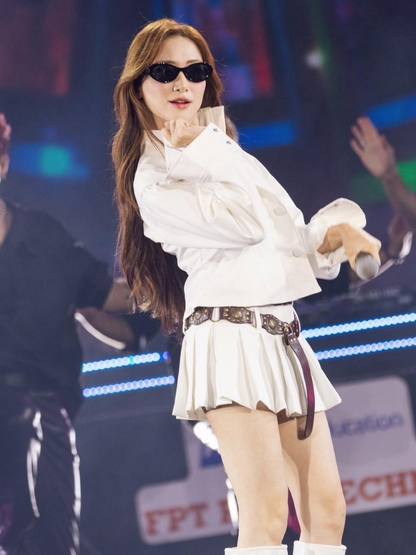 Ca sĩ Hòa Minzy trẻ trung trong trang phục cá tính