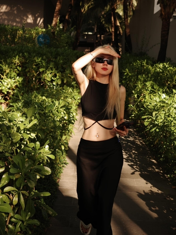 Thần thái rạng rỡ trong không gian ngoài trời