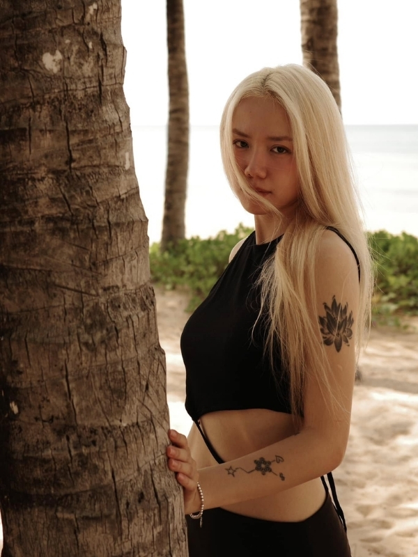 ca sĩ Phương Ly sexy với vòng eo quyến rũ