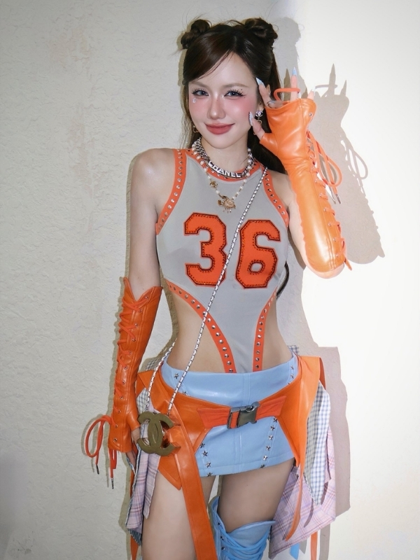 Trang phục cá tính giúp cô thêm phần cuốn hút