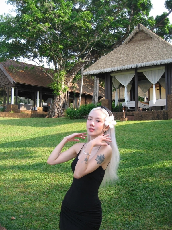 Dáng đứng tự tin, phong cách đầy quyến rũ