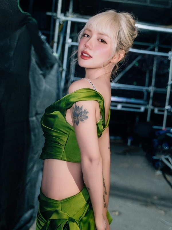 Ánh mắt sâu lắng cùng thần thái cuốn hút