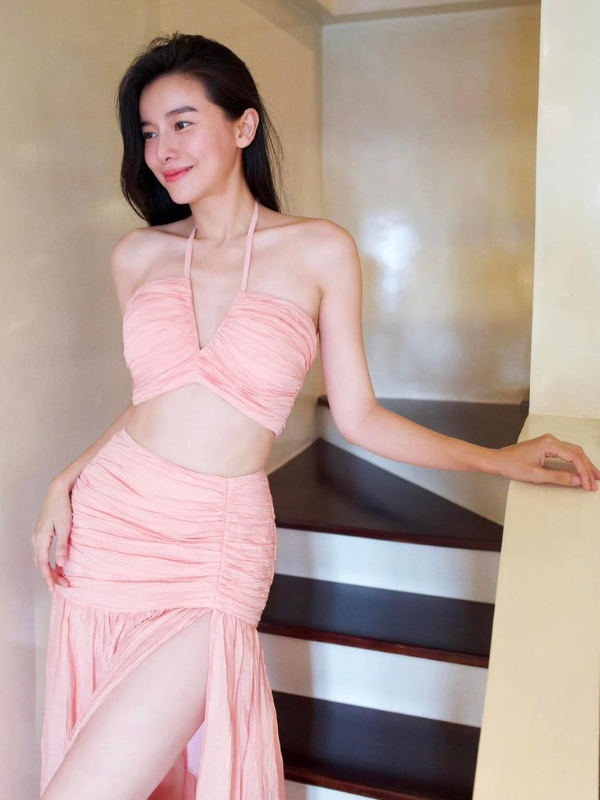 Cao Thái Hà ngọt ngào trong váy hồng dịu dàng