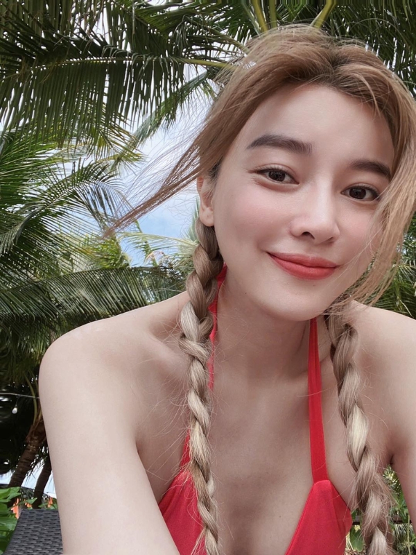 Nét trong sáng cùng mái tóc thả tự nhiên