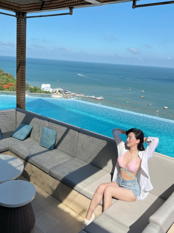 Tận hưởng kỳ nghỉ bên bờ biển xanh mát