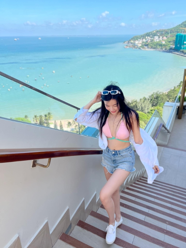 Dạo chơi bên lan can với nụ cười duyên dáng