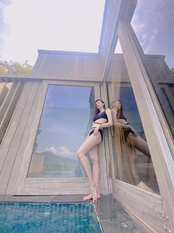 Thả dáng bên cửa kính với ánh nhìn cuốn hút