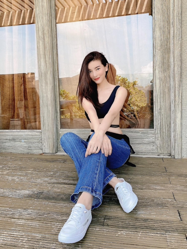 Ngồi tựa nhẹ nhàng, khoe vẻ đẹp dịu dàng