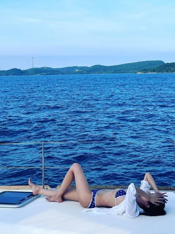 Cao Thái Hà diện bikini sexy nằm thả dáng trên du thuyền