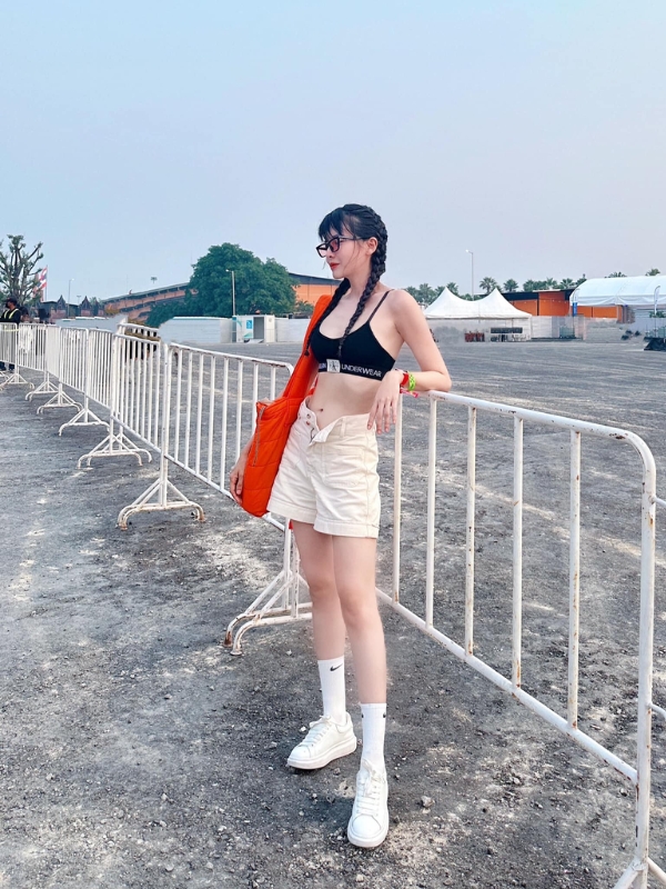 Dáng đứng tự tin trong khung cảnh thiên nhiên