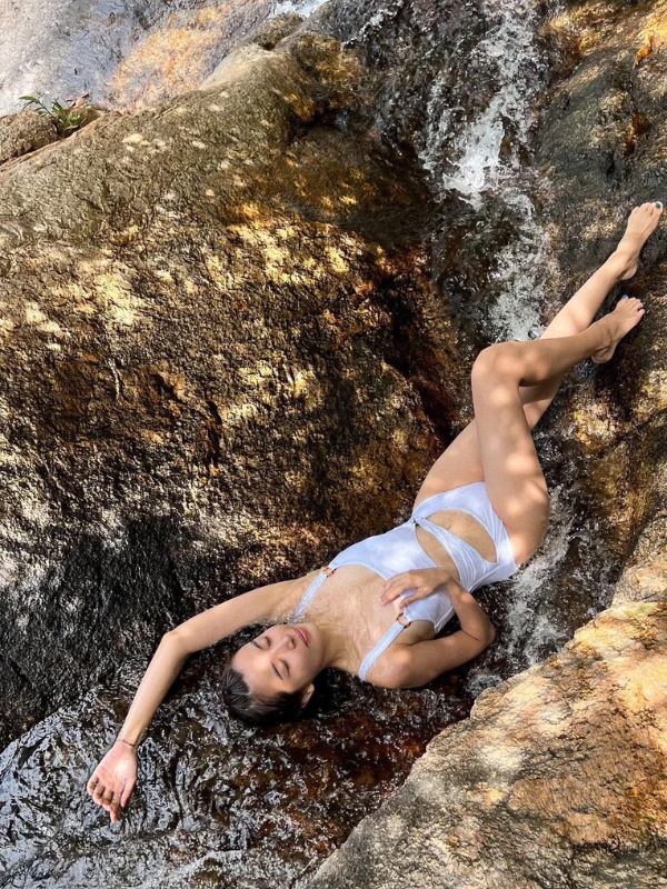 Tạo dáng gợi cảm bên bờ đá biển đầy cá tính