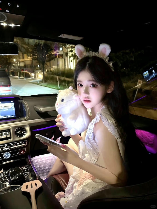 chụp ảnh g&aacute;i trong &ocirc; t&ocirc; đẹp