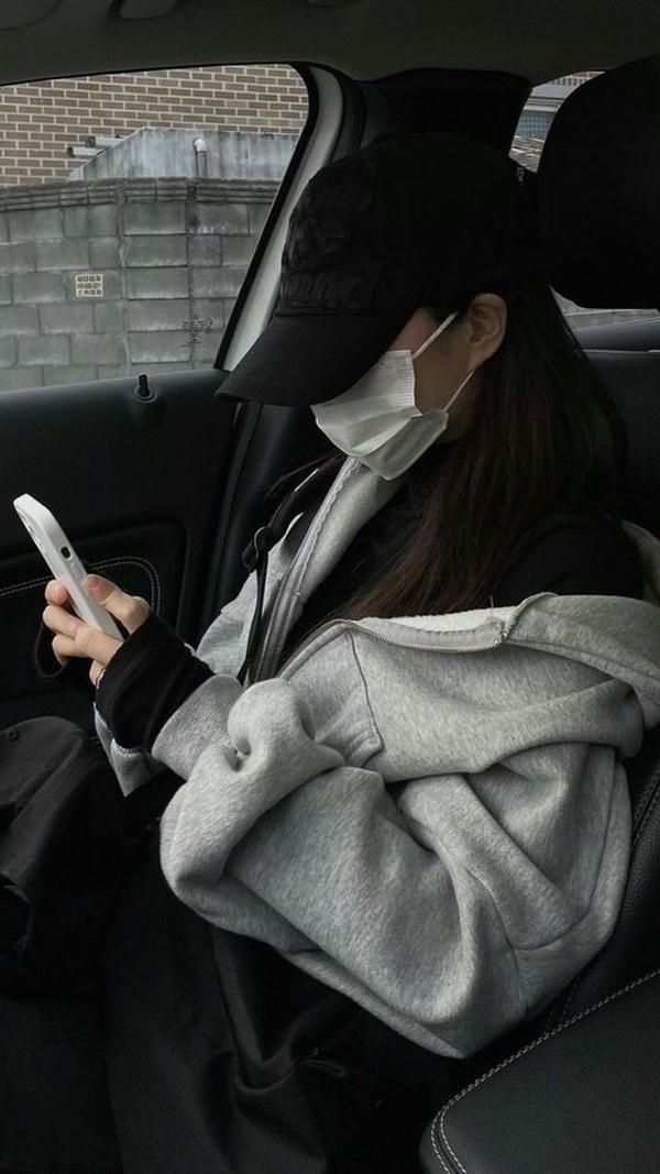 chụp ảnh ngồi trong &ocirc; t&ocirc; che mặt nữ