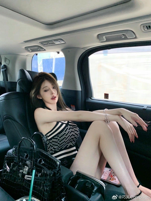 chụp ảnh ngồi trong &ocirc; t&ocirc; cho con g&aacute;i