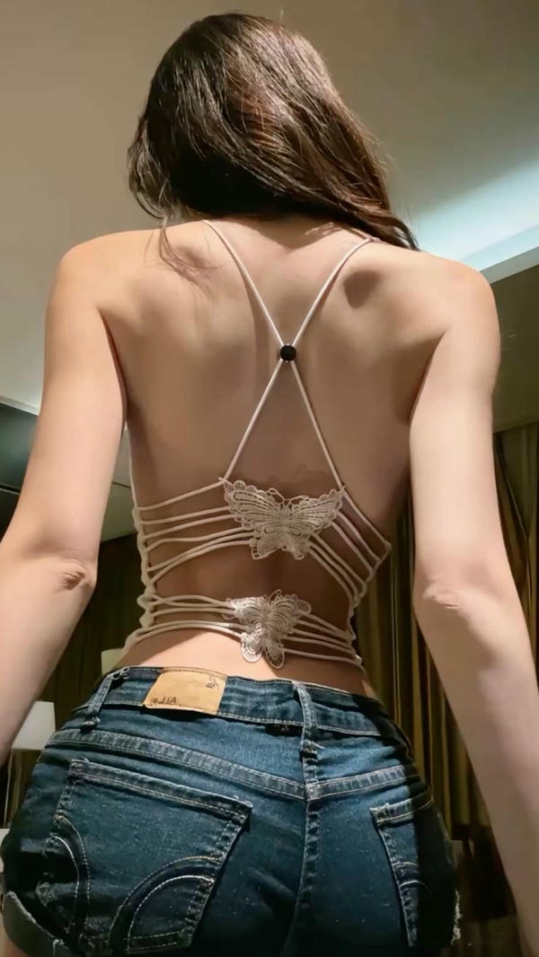 chụp ảnh từ phía sau lưng con gái