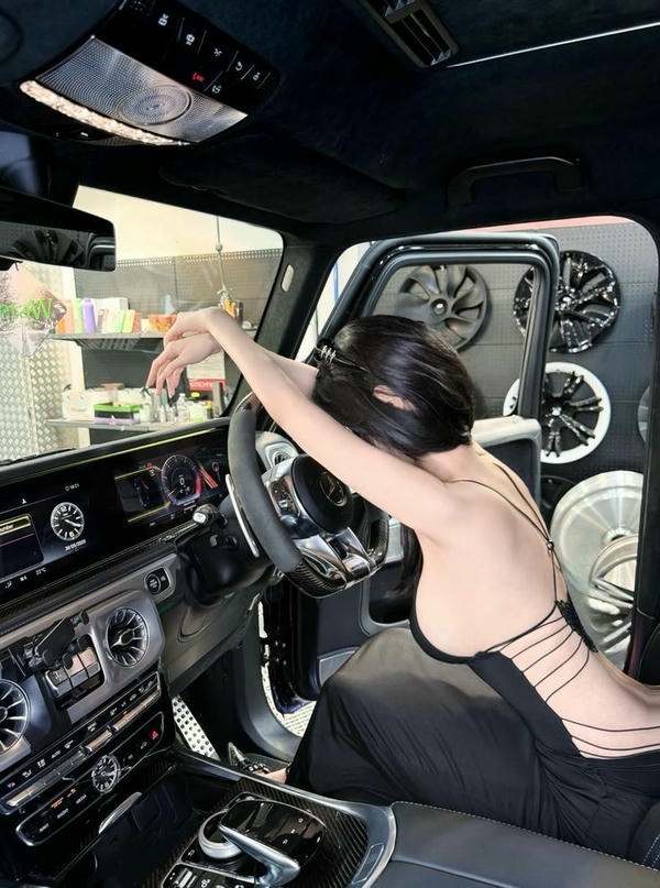 c&ocirc; g&aacute;i chụp ảnh trong &ocirc; t&ocirc;