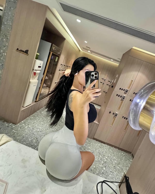 cô gái chụp hình trước gương khoe mông