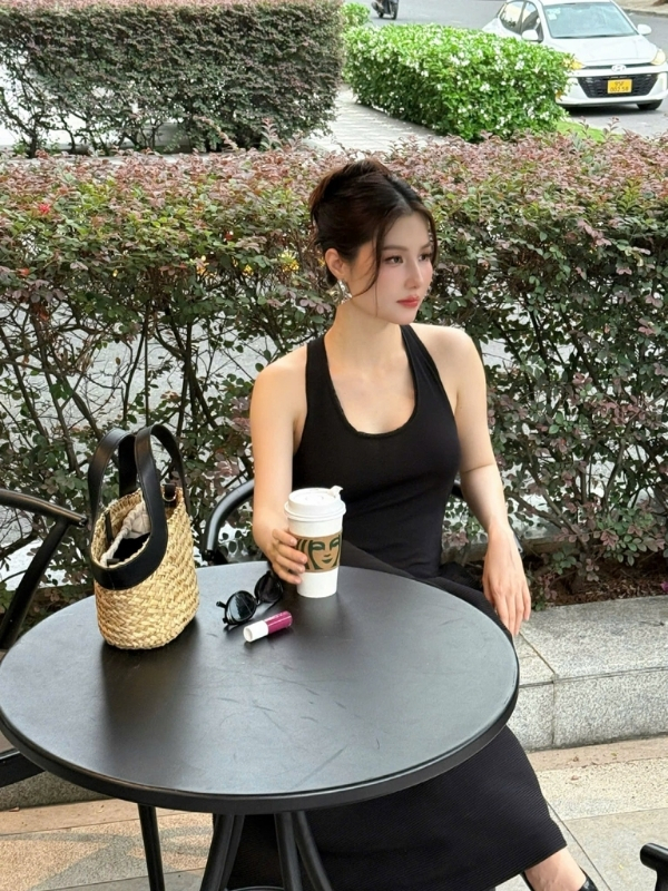 Váy đen gợi cảm khoe bờ vai mềm mại.