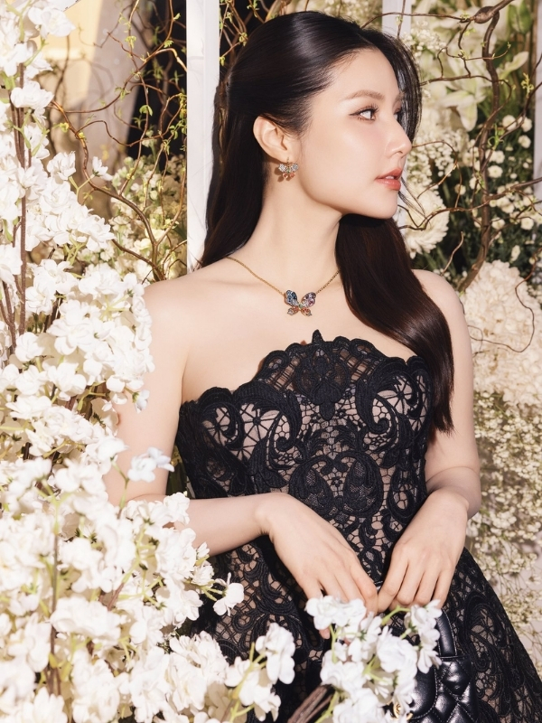 Diễm My 9x quyến rũ trong khung nền hoa trắng.