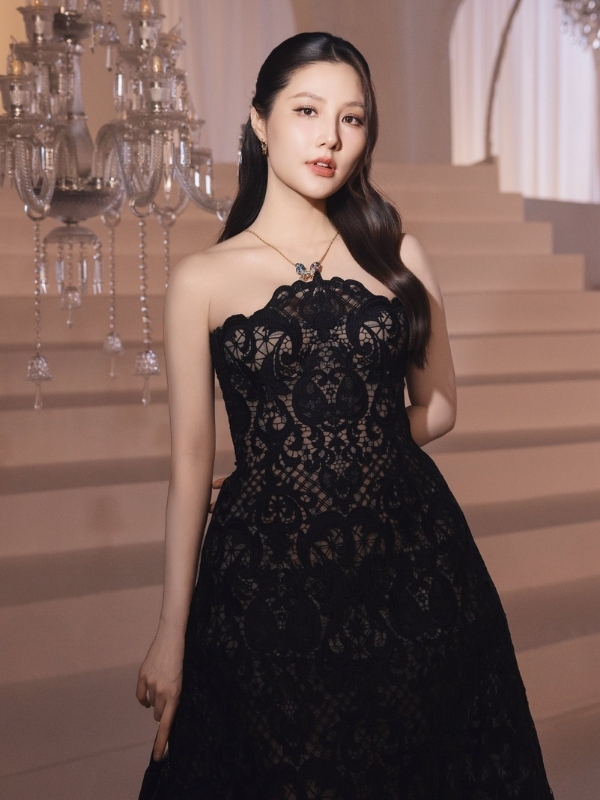 Thần thái cuốn hút trong bộ váy dạ hội.