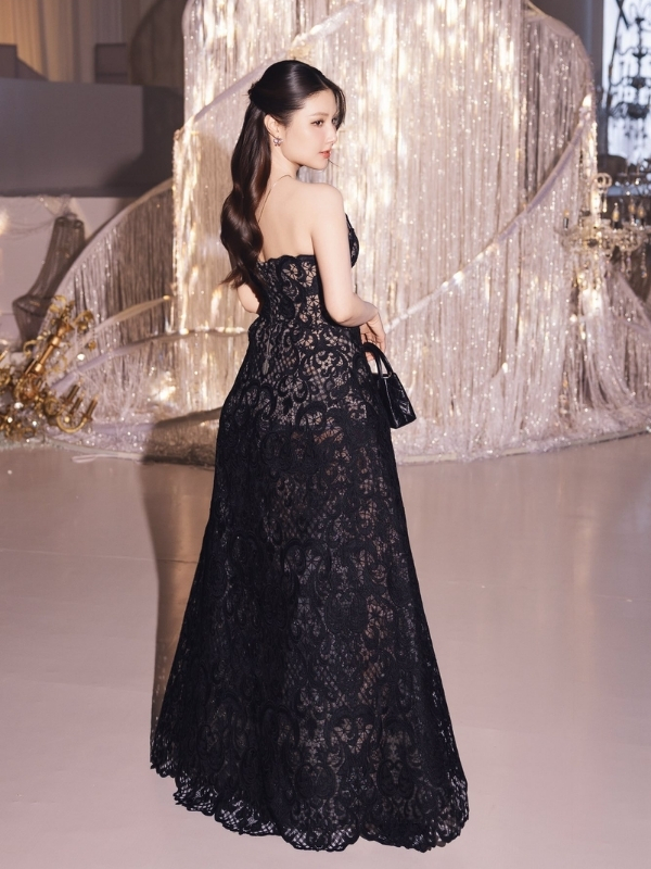 Váy dạ hội đen nổi bật tại sự kiện.