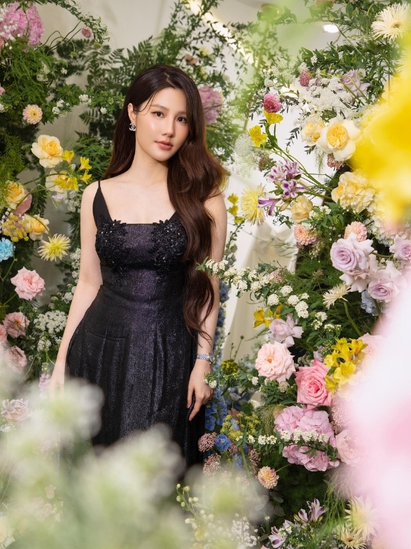 Nét đẹp tươi tắn, rạng rỡ giữa vườn hoa.