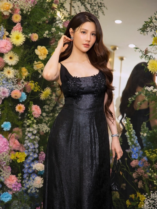 Diễm My 9x quyến rũ trong bộ váy hoa đen.