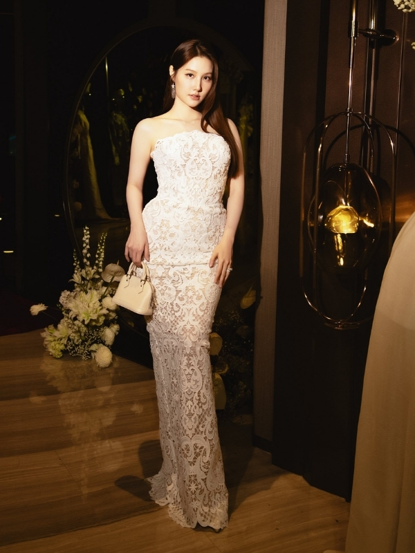 Thần thái cuốn hút, Diễm My 9x quyến rũ.