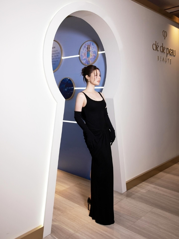 Diễm My 9x quyến rũ xuất hiện đầy cuốn hút.