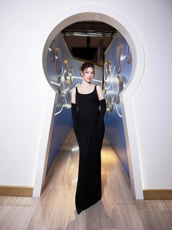 Khoảnh khắc tỏa sáng trong bộ váy đen dài.