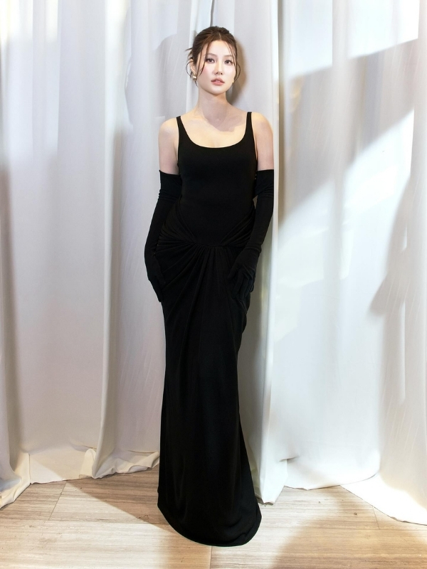 Diễm My 9x quyến rũ trong dáng váy ôm body.