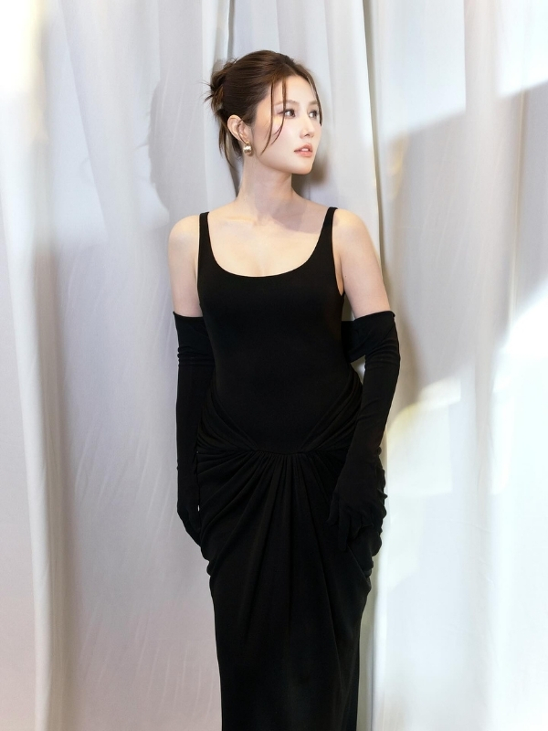 Vẻ đẹp thanh thoát trong khung nền tối giản.