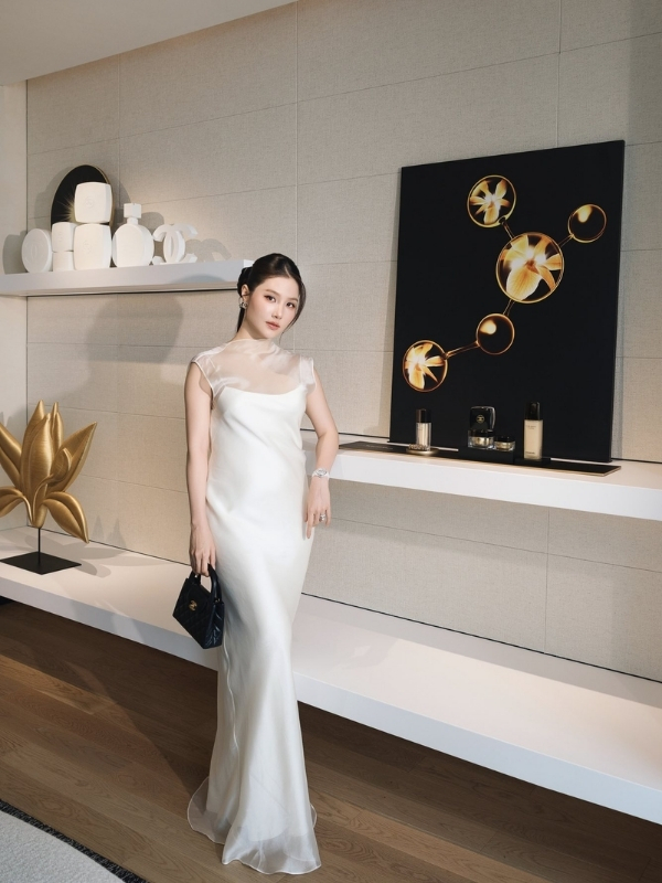 Bộ váy trắng tinh khôi làm nổi bật vóc dáng.