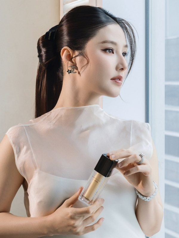 Thần thái dịu dàng trong khoảnh khắc đời thường.