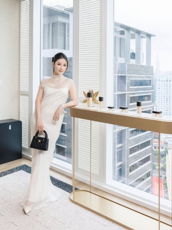 Diễm My 9x quyến rũ trong khung cảnh hiện đại.