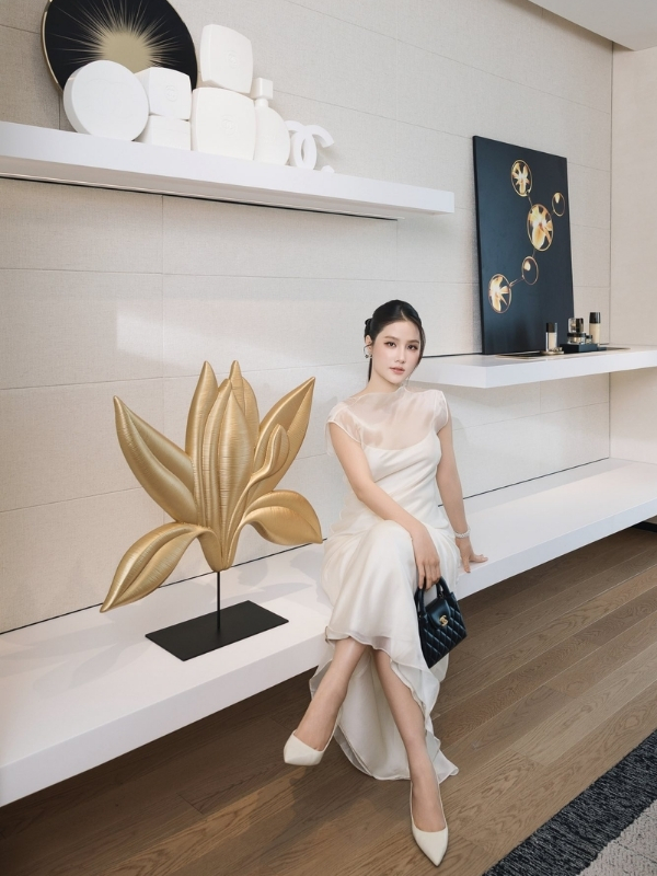 Vẻ đẹp thanh lịch trong không gian nghệ thuật.