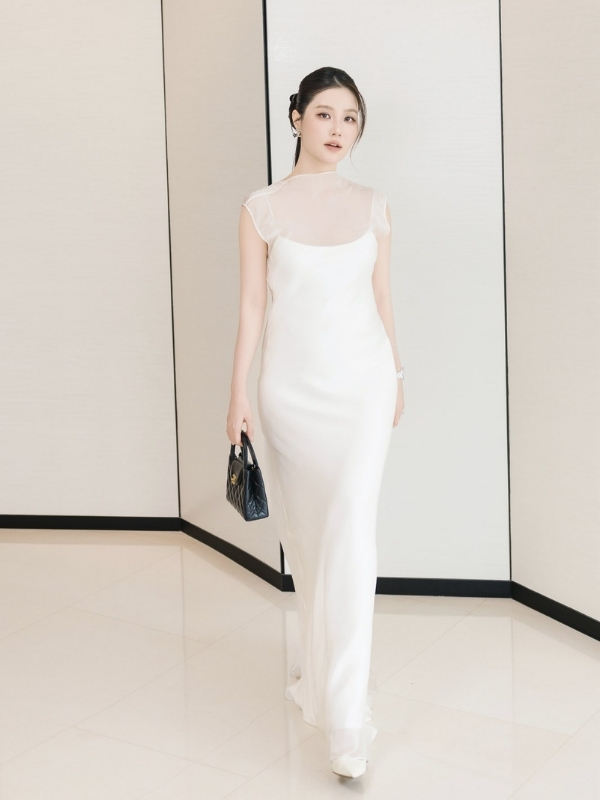 Váy trắng dài tôn dáng yêu kiều.