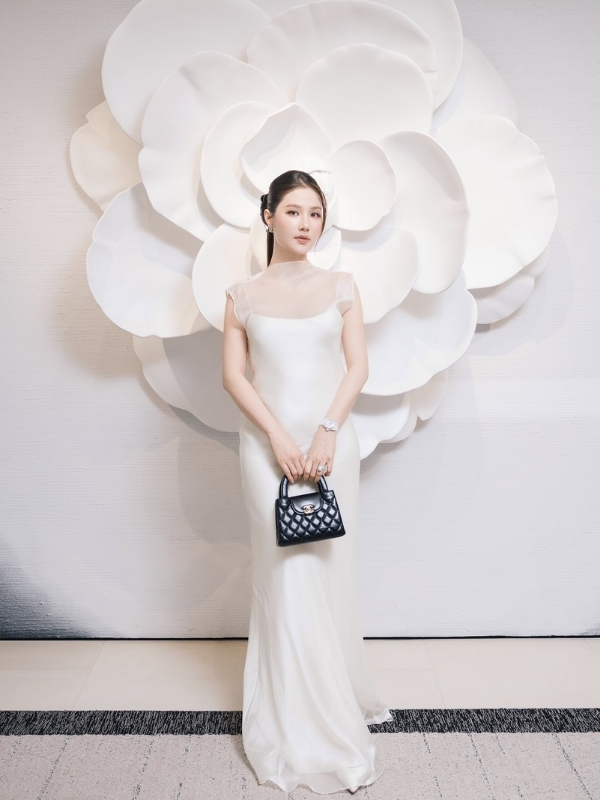 Diễm My 9x quyến rũ trong bộ váy trắng nền nã.