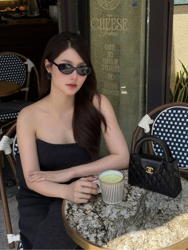 Thần thái sang chảnh bên tách cà phê sáng.