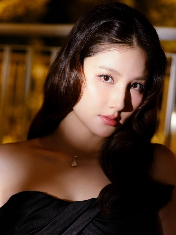 Vẻ đẹp kiêu sa trong ánh sáng lung linh.