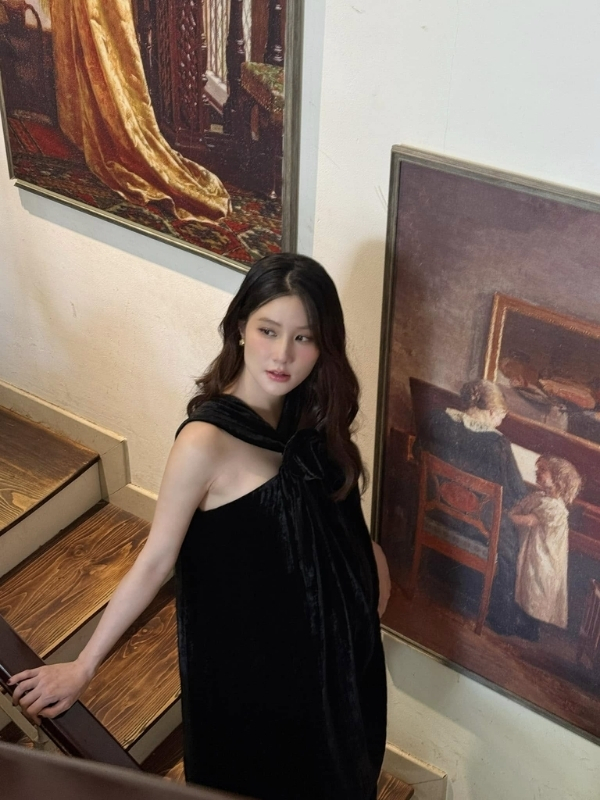 Thần thái sang trọng trong không gian nghệ thuật.