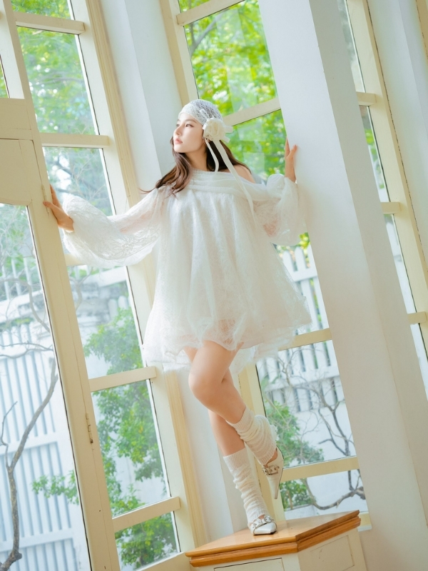 Thần thái tươi sáng trong chiếc váy trắng.