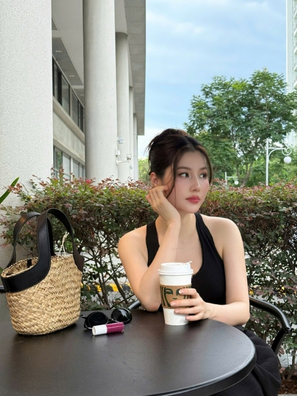 Diễm My 9x quyến rũ khi ngồi quán cà phê.