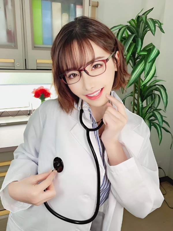Diễn viên JAV trẻ trong vai bác sĩ