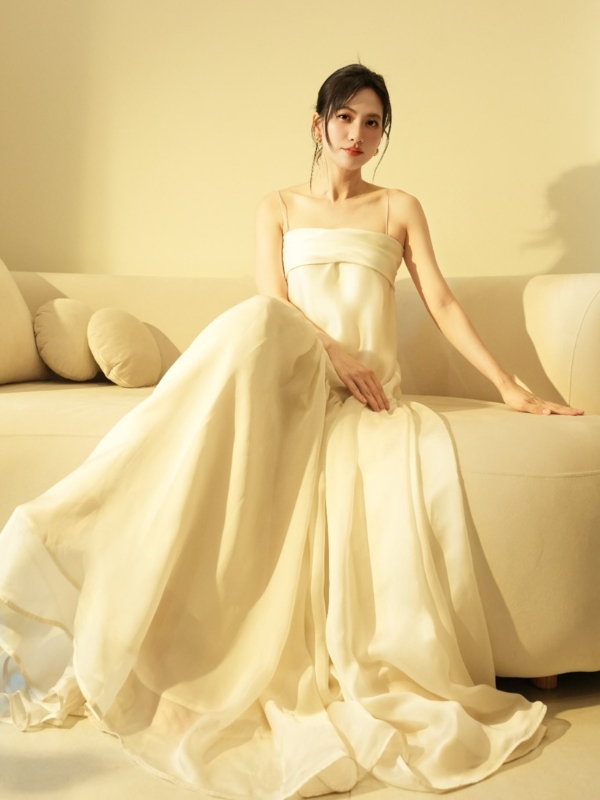 Diễn viên Phương Anh Đào với đầm trắng