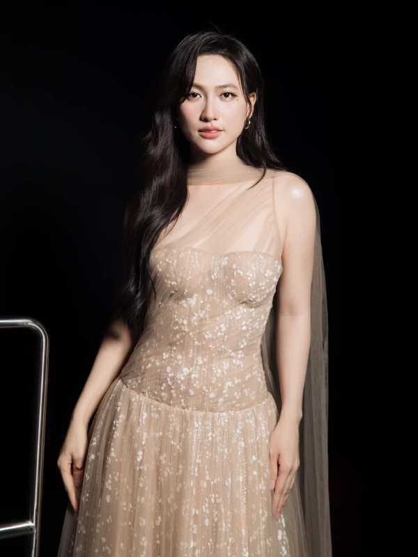 Gợi cảm với đầm ren lấp lánh