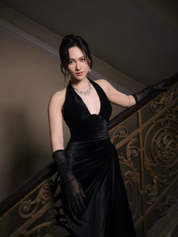 Bộ đầm đen đầy quyến rũ